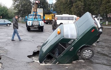 На Киевщие машина ухнула в огромную яму посреди дороги