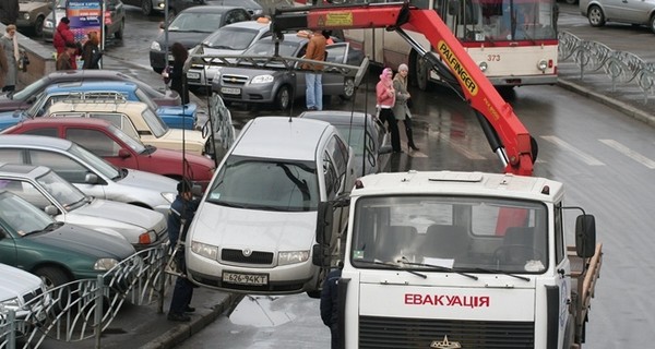 На 4 столичных улицах начали эвакуацию автомобилей, которые блокируют движение, - КГГА