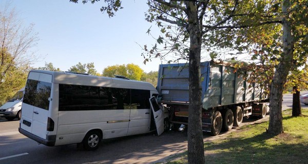 В Николаеве полная людей маршрутка врезалась в грузовик