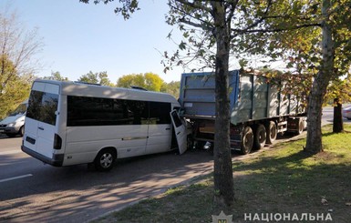 В Николаеве полная людей маршрутка врезалась в грузовик