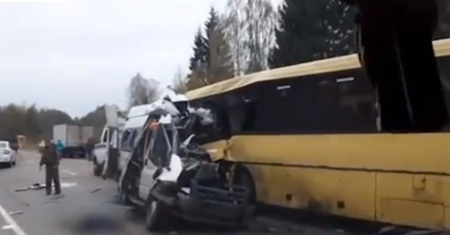 В России лоб в лоб столкнулись маршрутка и автобус: погибли 13 человек