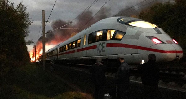 В Германии сгорел пассажирский поезд [фото,видео]