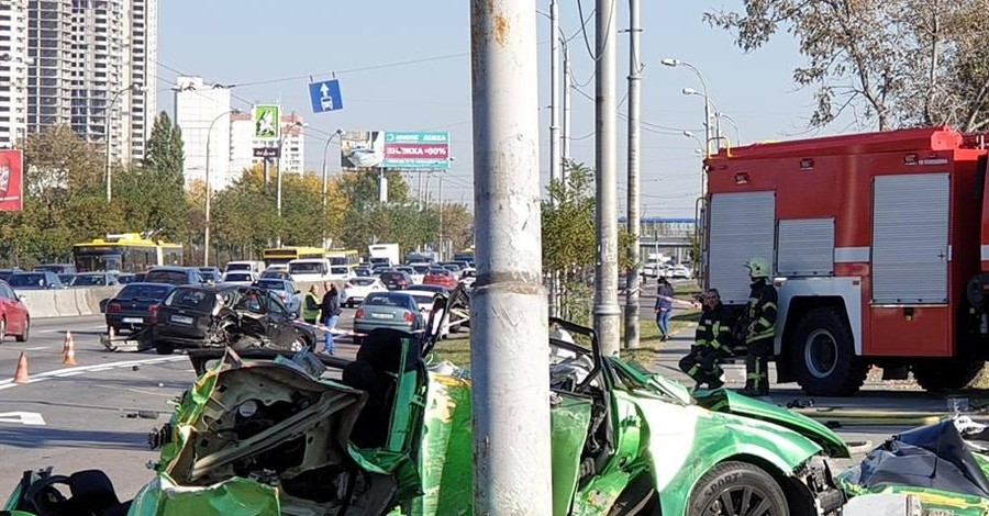 В Киеве пьяный водитель устроил ДТП: ему оторвало ногу, 2 девушки погибли