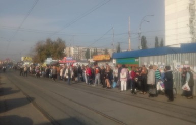 В Киеве на синей ветке метро поломался поезд, движение приостановили