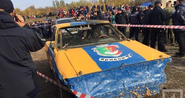 В Кривом Роге на автогонках машина протаранила зрителей