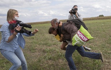 Суд оправдал оператора, которая подставила подножку беженцу с ребенком 