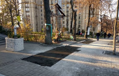 В Киеве убрали фотографии Небесной сотни, а крест оставили