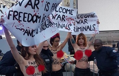 Активистки Femen разделись под Триумфальной аркой