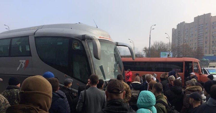 В Киеве на автовокзале праворадикалы устроили акцию протеста