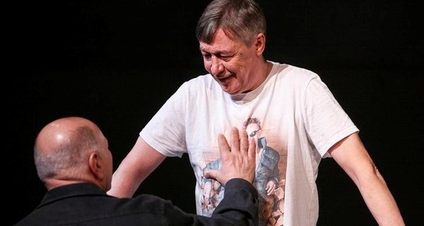 Актеру Михаилу Ефремову метнули в лицо тортом на глазах у зрителей