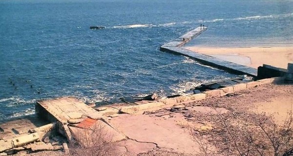 Одесситку смыло с пирса в открытое море