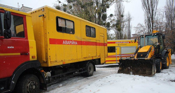 Коммунальщики восстанавливают теплоснабжение зданий, пострадавших от прорыва сети на Деловой