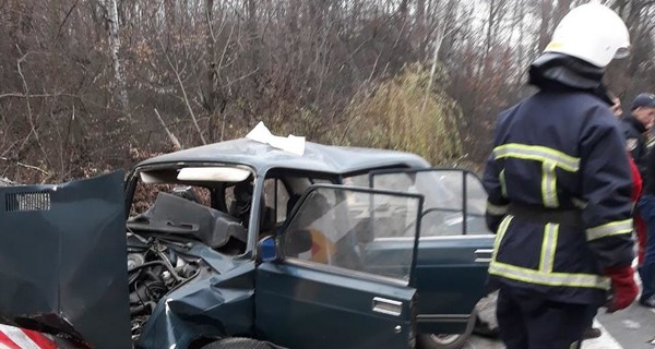 На Винничине столкнулись две легковушки и грузовик, трагически погибла девочка