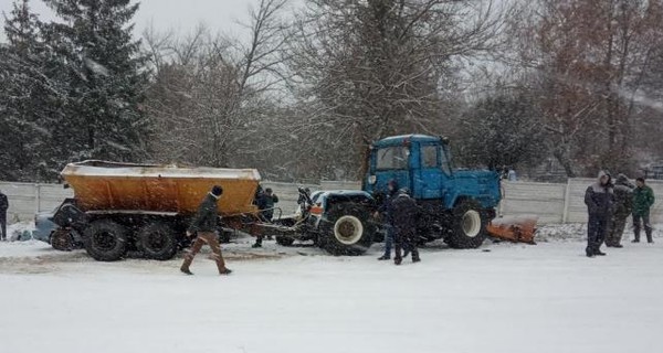 В Изюме коммунальный трактор снес семь автомобилей и патрульных