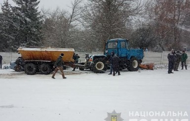 В Изюме коммунальный трактор снес семь автомобилей и патрульных