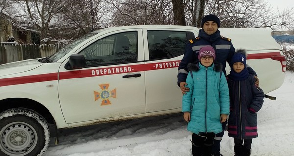 В Краматорске спасатель в свой выходной вытащил провалившихся под лед школьниц