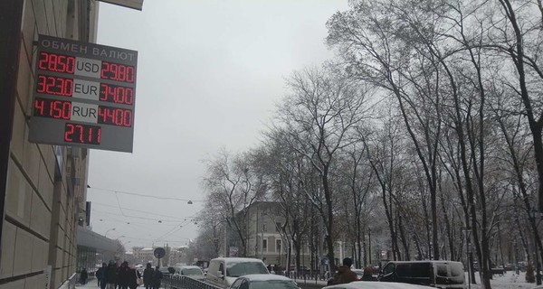 В ожидании военного положения: в Запорожье смели соль и спички, в Виннице мечтают о мирном Новом годе