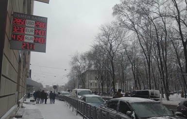 В ожидании военного положения: в Запорожье смели соль и спички, в Виннице мечтают о мирном Новом годе