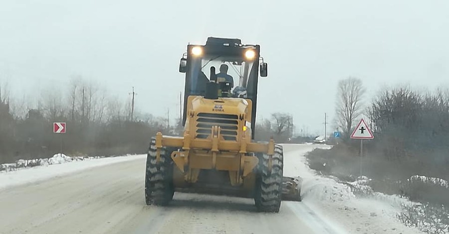 Непогода в Украине: большинство дорог замело, гололедица