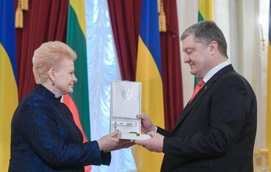 Порошенко и Грибаускайте обменялись орденами 