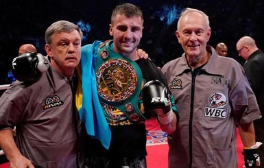 Гвоздику вручили именной чемпионский пояс WBC