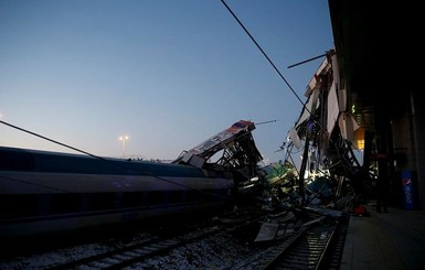 В Анкаре скоростной поезд сошел с рельсов и врезался в путепровод