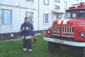 Спасатель уговорил 11-летнего мальчика не прыгать с крыши [ФОТО] 