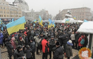 Люди в ожидании решения Объединительного Собора: 