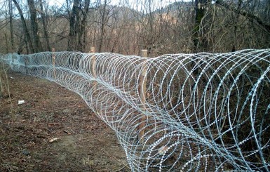 На западной границе Украины появился забор из колючей проволоки