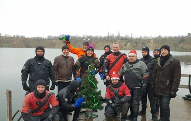 В Днепре отметили Новый год под водой с елкой и головой Ленина