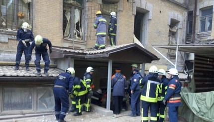 В центре Киева обрушился дом, под завалами пять человек