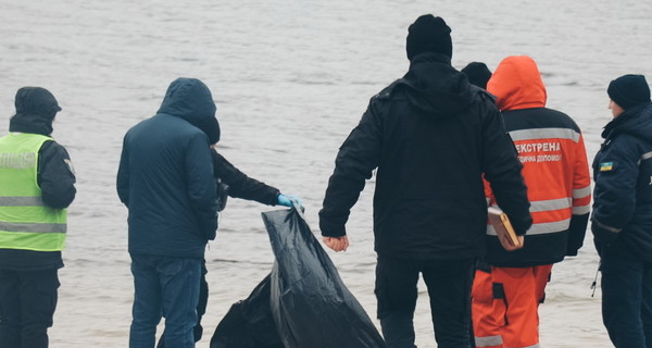 В Киеве из реки достали тело девушки в нижнем белье