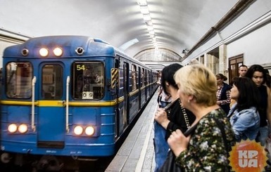 В Киеве пьяный мужчина упал под поезд на зеленой ветке метро