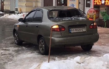 В Харькове рухнувшая с дома глыба снега расплющила крышу машины