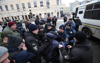 Около полусотни активистов приехали к дому Авакова