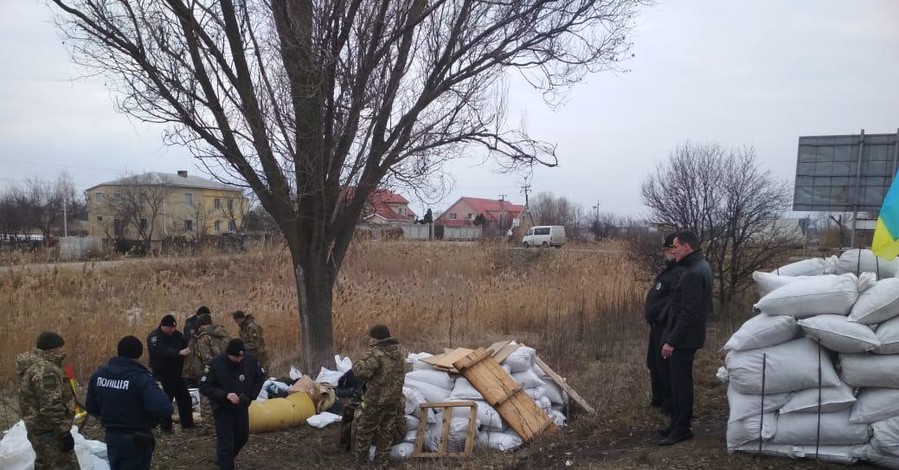 Под Днепром полиция задержала неизвестных с оружием, построивших блокпост