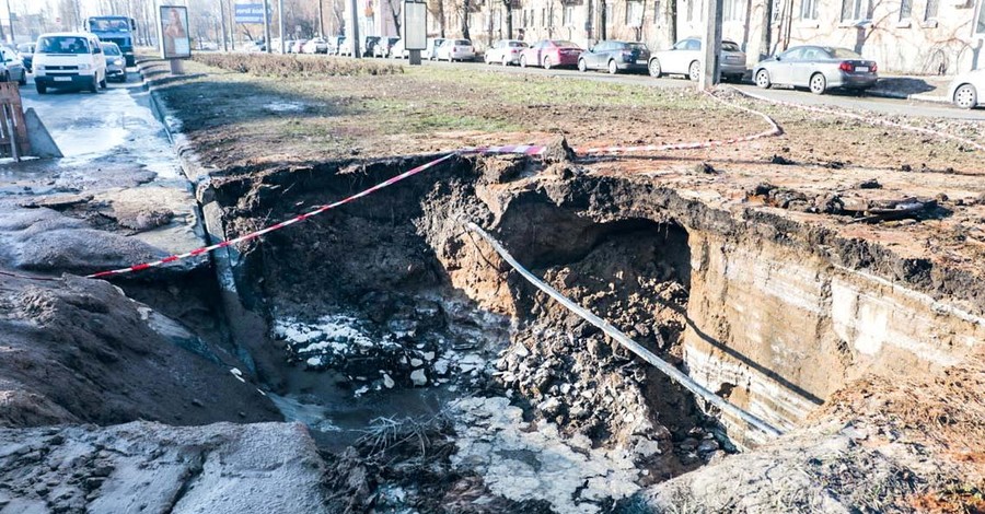 В Киеве внезапно провалилось полдороги