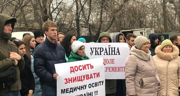 Студенты и преподаватели Одесского медина под посольством США требуют отставки Ульяны Супрун