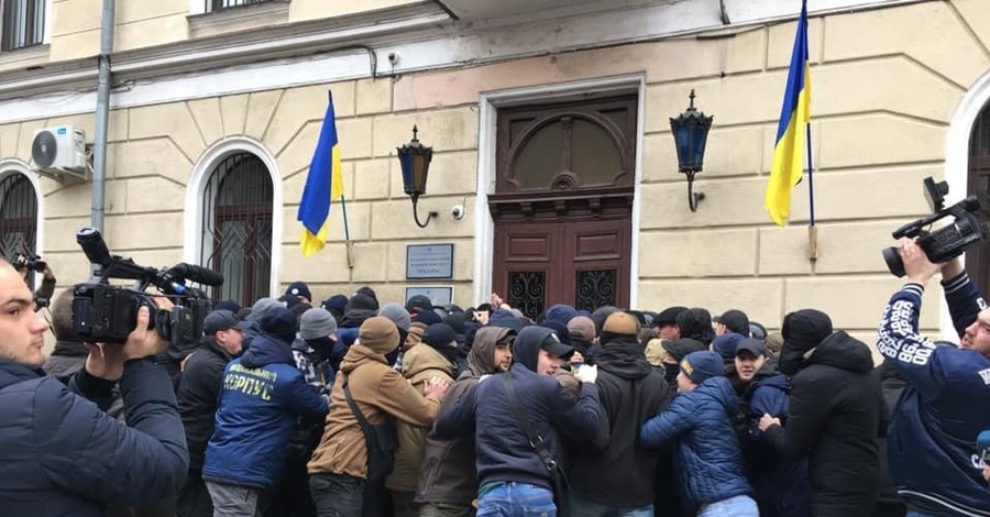 Рейдерский захват Одесского медина: Дубинина, Макарьян и Куренной ломают двери