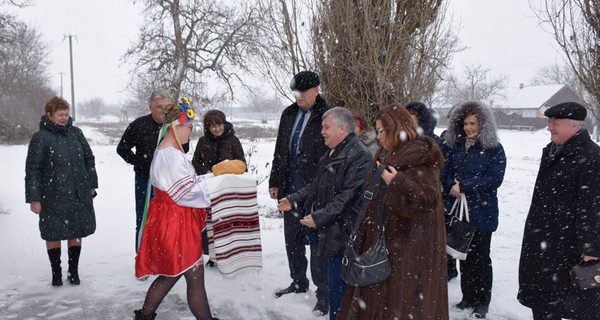 В Николаеве скандал из-за полураздетых детей на морозе и чиновников в шубах