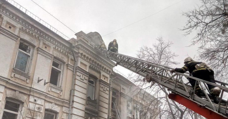 В Киеве на Лукьяновке пылало историческое здание 1902 года