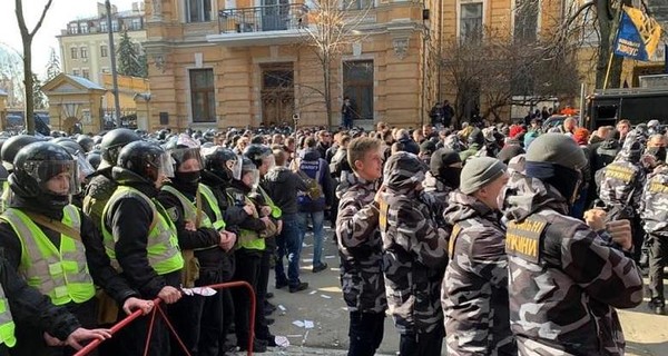 Во время столкновений на Майдане пострадали 2 полицейских и нацгвардеец