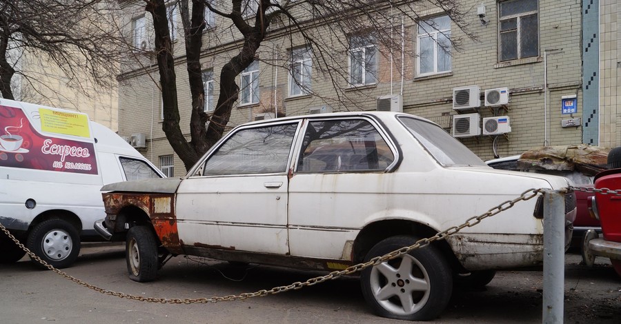 Брошенные автомобили могут остаться в наших дворах навечно