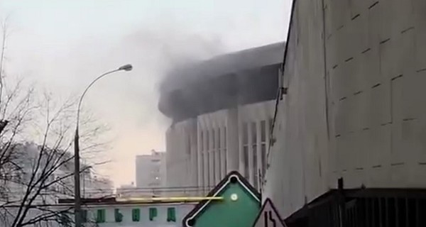 В центре Москвы загорелся спорткомплекс 