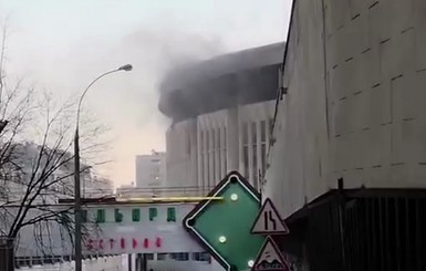 В центре Москвы загорелся спорткомплекс 