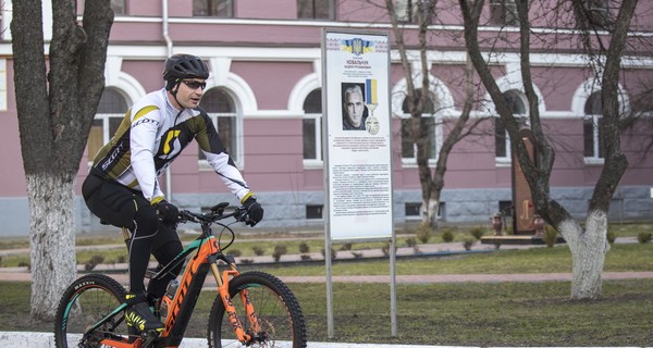 Кличко на велосипеде и Ляшко с Роситой: как голосуют украинские политики