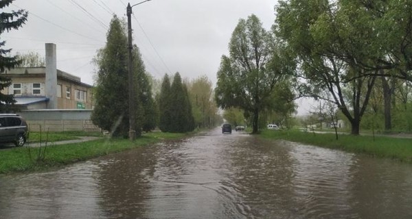 Ливни в Украине затапливают дома и дороги