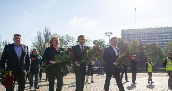 Вадим Новинский вместе с единомышленниками возложили цветы возле дома Профсоюзов в память о погибших 2 мая 2014 года