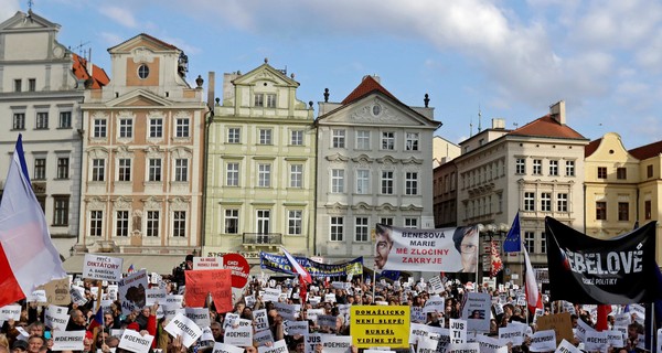 В Чехии против премьер-министра митинговали тысячи людей