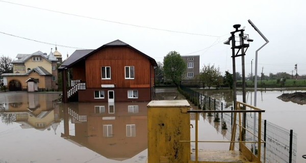 Из-за дождей на Прикарпатье затопило сотни домов